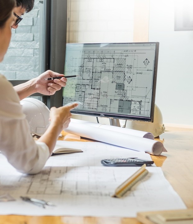 Diagnostiqueur immobilier inspectant une pièce