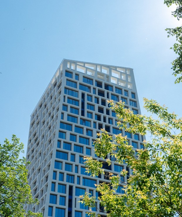 Diagnostiqueur immobilier inspectant une pièce
