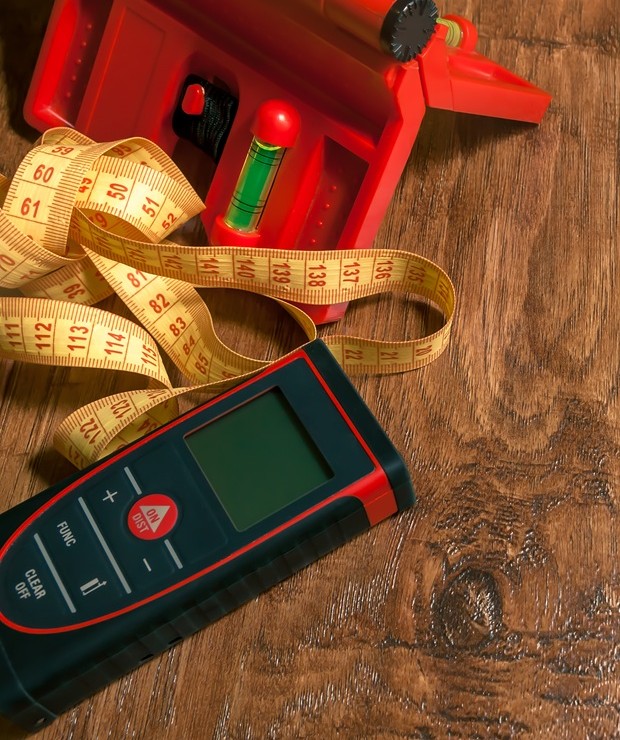 Diagnostiqueur immobilier inspectant une pièce