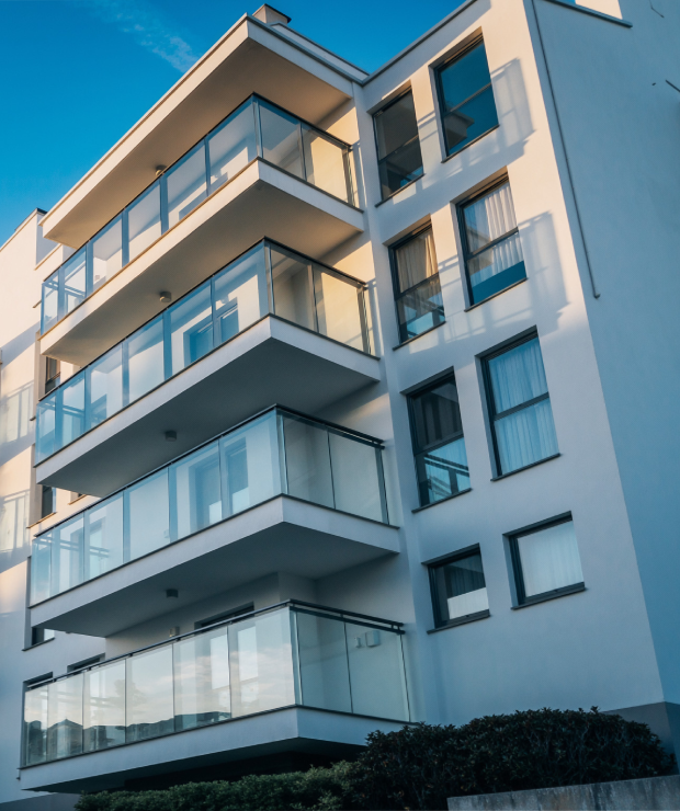 Diagnostiqueur immobilier inspectant une pièce